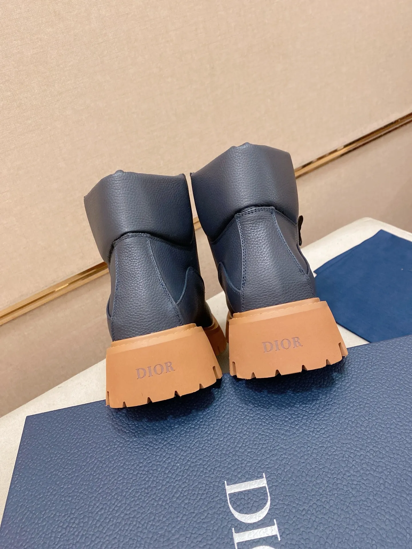 Factory price: 580💰 [Dior·Dior] New casual high-top men's shoes, new spring and summer design, perfect workmanship, lace-up lazy style to create wardrobe quality, upper: imported first-layer cowhide, high-grade sheepskin lining soft and comfortable, ultra-light TPU wear-resistant outsole, simple, versatile fashion men's shoes, excellent color code number 38-44. Customized at 45.46